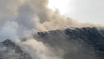 Flakët përfshijnë sërish vendgrumbullimin e mbetjeve në Fushë-Krujë, dyshohet zjarrvënie e qëllimshme