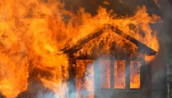 Flakët përhapen me shpejtësi, digjen dy banesa nga zjarri masiv