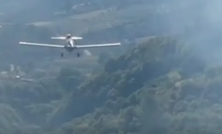 Flakët “përpijnë” pyjet në Shqipëri, avioni i parë zjarrfikës shuan zjarret