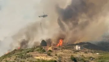 Flakët rrezikojnë banesat në Kostar të Finiqit, dy helikopterë ndërhyjnë për shuarjen e zjarrit