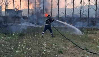 Flakët rrezikuan banesa dhe një pikë servisi në Shalës/ Dy vatra zjarri brenda një dite në Cërrik