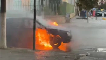 Flakët shkrumbojnë makinën në mes të Fierit, nuk ka të lënduar! Shkak dyshohet një shkëndijë elektrike