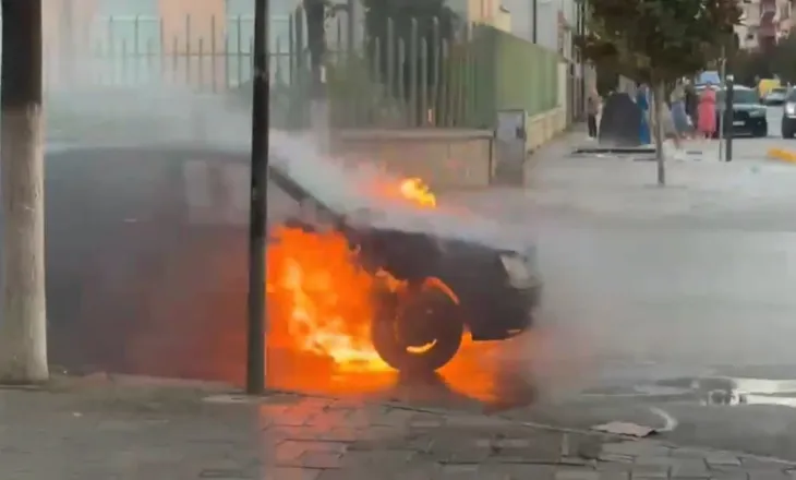 Flakët shkrumbojnë makinën në mes të Fierit, nuk ka të lënduar! Shkak dyshohet një shkëndijë elektrike