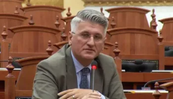 “Flamuri po mpreh armët, Belindi nuk lë gur pa lëvizur”, satira e Gjekmarkajt: Sara e Zegjineja në ngjitje…