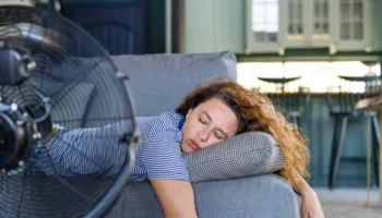 Flini me ventilator ndezur? Mjekët shpjegojnë efektet anësore që mund të mos i keni menduar