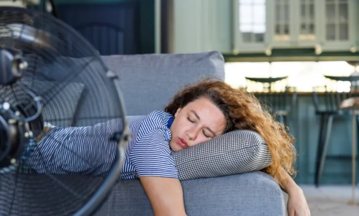 Flini me ventilator ndezur? Mjekët shpjegojnë efektet anësore që mund të mos i keni menduar