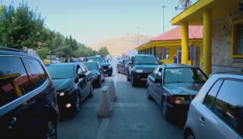 Fluks dhe radhë të gjata në pikat kufitare/ Emigrantët kthehen në atdhe për pushimet verore