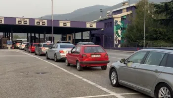 Fluks i lartë në doganën e Kukësit: Qytetarët e Kosovës i drejtohen bregdetit shqiptar