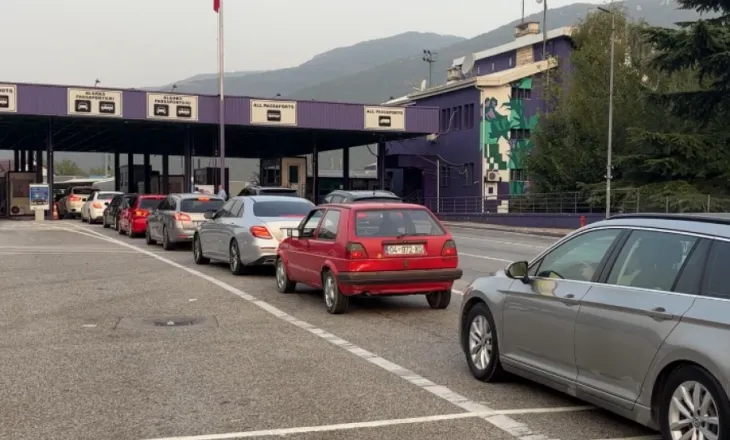 Fluks i lartë në doganën e Kukësit: Qytetarët e Kosovës i drejtohen bregdetit shqiptar