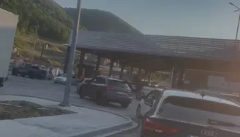 Fluks i lartë në Kapshticë, shtohen sportelet për të përballuar lëvizjet në kufi