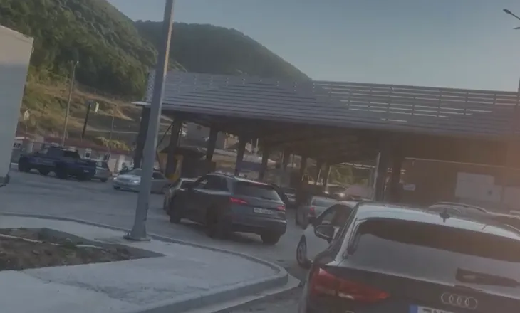 Fluks i lartë në Kapshticë, shtohen sportelet për të përballuar lëvizjet në kufi