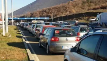 Fluks i lartë në Morinë! Mijëra kosovarë drejt bregdetit shqiptar, krijohet trafik në kufi