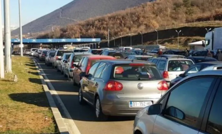 Fluks i lartë në Morinë! Mijëra kosovarë drejt bregdetit shqiptar, krijohet trafik në kufi