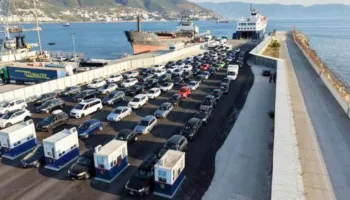 Fluks i lartë në portin e Vlorës, mijëra persona mbërrijnë gjatë fundjavës