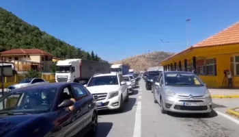 Fluks i madh në Kapshticë, mbi 30 mijë persona kalojnë kufirin në 4 ditë, emigrantët përballen me radhë të gjata