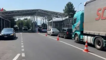 Fluks mjetesh dhe radhë kilometrike në Doganën e Bllatës në Dibër, zbulohet shkaku!