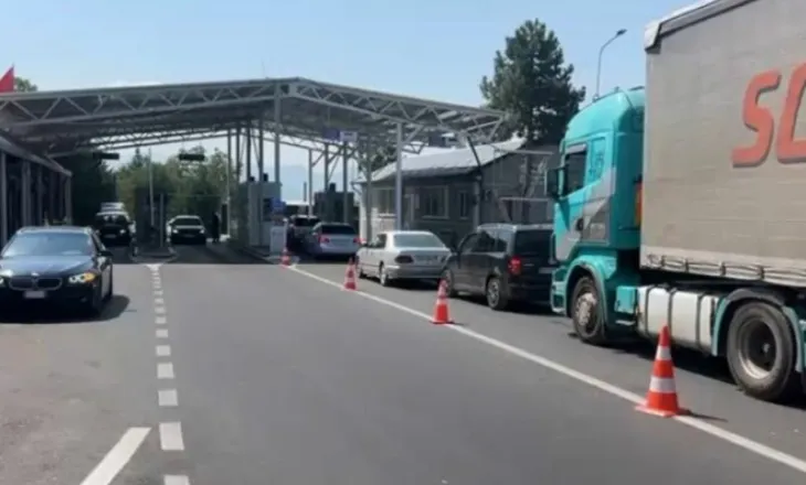 Fluks mjetesh dhe radhë kilometrike në Doganën e Bllatës në Dibër, zbulohet shkaku!