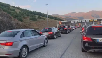 Fluks në pikën kufitare, nga Kosova drejt brigjeve shqiptare për pushime
