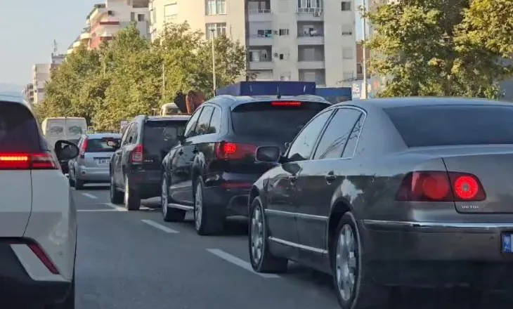 Fluks në Portin e Vlorës, vijnë mijëra emigrantë e turistë! Trafik i rënduar në qytet