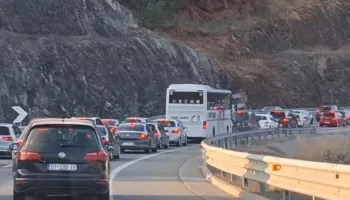 Fluks në Rrugën e Kombit! Pushuesit nga Kosova “vërshojnë” drejt bregdetit shqiptar për ditët e fundit të gushtit