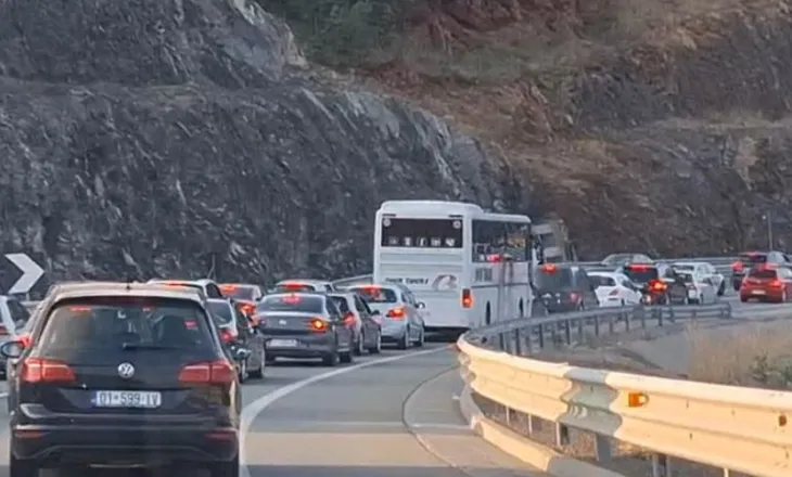 Fluks në Rrugën e Kombit! Pushuesit nga Kosova “vërshojnë” drejt bregdetit shqiptar për ditët e fundit të gushtit
