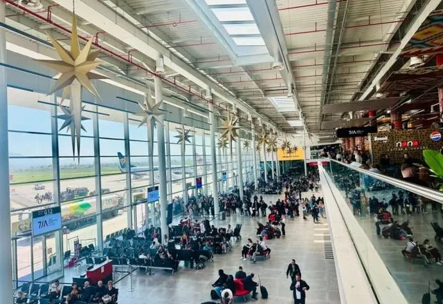 Fluks udhëtarësh/ Mbi 2 milionë pasagjerë udhëtuan në korrik përmes aeroportit, dhe porteve të vendit
