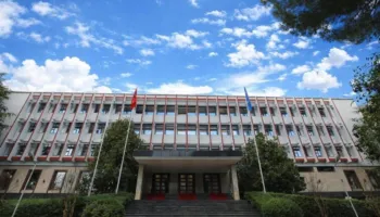Fluksi i lartë në kufijtë Kroaci-Mali i Zi, MEPJ: Po punojmë për të lehtësuar kalimin e shqiptarëve