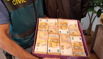 FOTO/ 1 mln euro në kutitë e këpucëve poshtë krevatit, kapen dy narko-vëllezërit që punon për mafien shqiptare