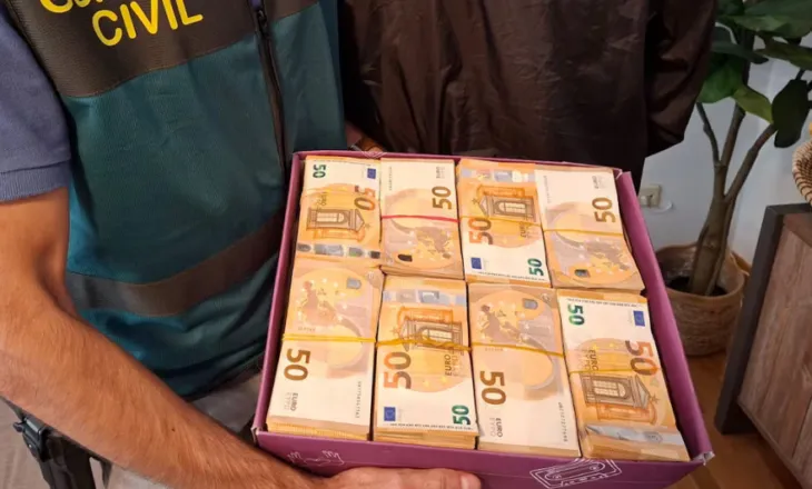 FOTO/ 1 mln euro në kutitë e këpucëve poshtë krevatit, kapen dy narko-vëllezërit që punon për mafien shqiptare