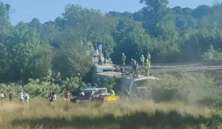 FOTO/ Aksident hekurudhor në Angli, treni i pasagjerëve del nga shinat, raportimet e para nga vendngjarja!