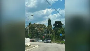 FOTO/ Ardian Çapja nuk u lejua të merrte pjesë në varrimin e nënës, policia rrethon varrezat