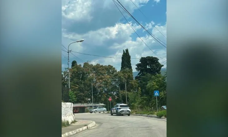 FOTO/ Ardian Çapja nuk u lejua të merrte pjesë në varrimin e nënës, policia rrethon varrezat