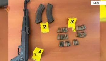 FOTO/ Dhunon dhe kanos bashkëshorten pas sherrit në familje, arrestohet i moshuari! I gjendet dhe arsenal armatimi në banesë