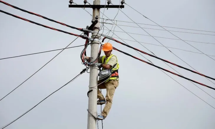FOTO + EMRAT/ Ranë në kontakt me rrymën elektrike, humb jetën roja i lokalit dhe elektricisti