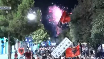 FOTO/ Fishekzjarre në qiellin e Tiranës gjatë marshimit kundër Ramës, protestuesit njëzëri: Jepe dorëheqjen