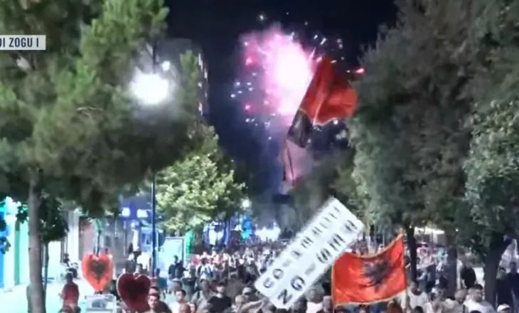 FOTO/ Fishekzjarre në qiellin e Tiranës gjatë marshimit kundër Ramës, protestuesit njëzëri: Jepe dorëheqjen