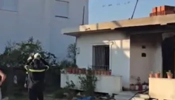FOTO/ Flakët rrafshojnë banesën në zonën e ish-“Kënetës”, dëme të shumta materiale! Zbulohet shkaku i dyshuar