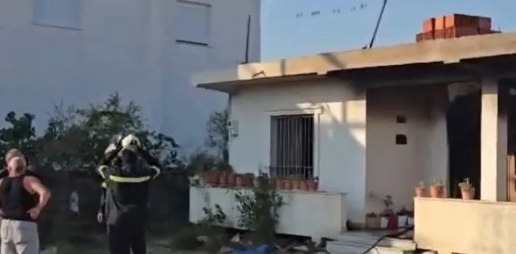 FOTO/ Flakët rrafshojnë banesën në zonën e ish-“Kënetës”, dëme të shumta materiale! Zbulohet shkaku i dyshuar