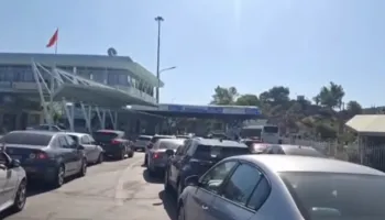 FOTO/ Fundjava rrit fluksin e hyrje-daljeve në Kakavijë, 10 mijë persona në 24 orët e fundit! Një pjesë e tyre turistë të huaj, radhë në kufi