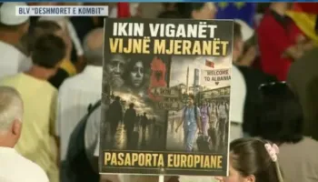 FOTO/ “Ikin viganët, vijnë mjeranët”, ironia therëse që vjen nga protesta