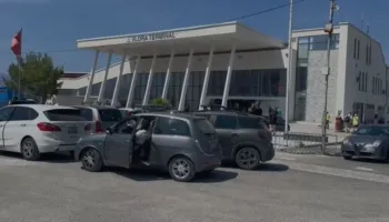FOTO / Kaos në Portin e Vlorës, ndërprerja e energjisë bllokon 700 pasagjerë