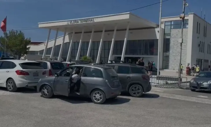 FOTO / Kaos në Portin e Vlorës, ndërprerja e energjisë bllokon 700 pasagjerë
