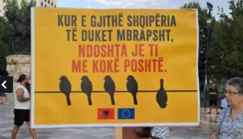 FOTO-LAJM/ Mesazhe pikante në protestën e 68-të kundër Ramës: Kur e gjithë Shqipëria të duket mbrapsht, ndoshta…