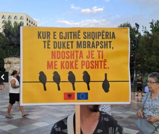 FOTO-LAJM/ Mesazhe pikante në protestën e 68-të kundër Ramës: Kur e gjithë Shqipëria të duket mbrapsht, ndoshta…
