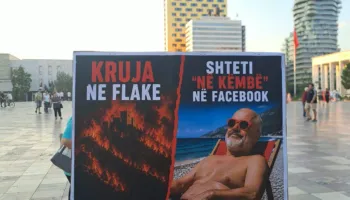 FOTO-LAJM/ Pankartat ‘pikante’, që ironizojnë Edi Ramën: Kruja në flakë, shteti ‘në këmbë’ në Facebook