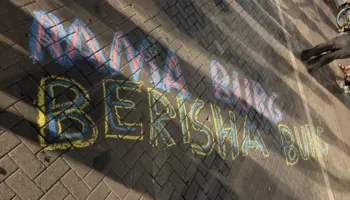 FOTO-LAJM/ Protestuesit ‘gdhendin’ në shesh thirrjet kundër kryeministrit dhe liderit të opozitës