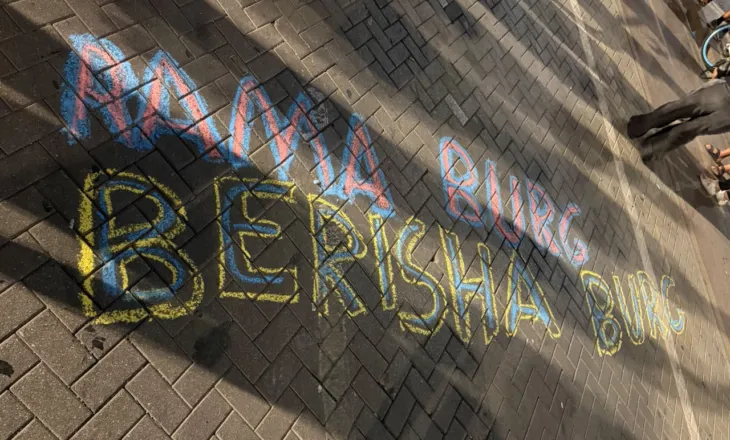 FOTO-LAJM/ Protestuesit ‘gdhendin’ në shesh thirrjet kundër kryeministrit dhe liderit të opozitës