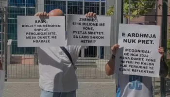 FOTO-LAJM/ Të rinjtë protestojnë para SPAK, me pankarta në duar i kujtojnë dosjet e pahetuara