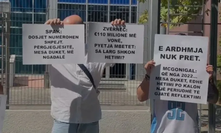 FOTO-LAJM/ Të rinjtë protestojnë para SPAK, me pankarta në duar i kujtojnë dosjet e pahetuara