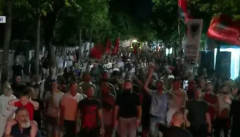 FOTO/ Marshimi kilometrik nëpër Tiranë, protestuesit thirrje qytetarëve: Çohuni nga gjumi! Bashkohuni me ne!